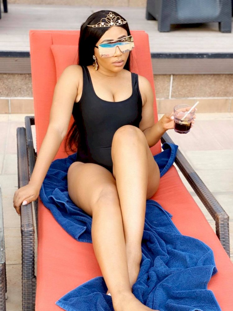 GIST: SYNDY EMADE STUNS HER FANS WITH RECENT POOL PHOTOS