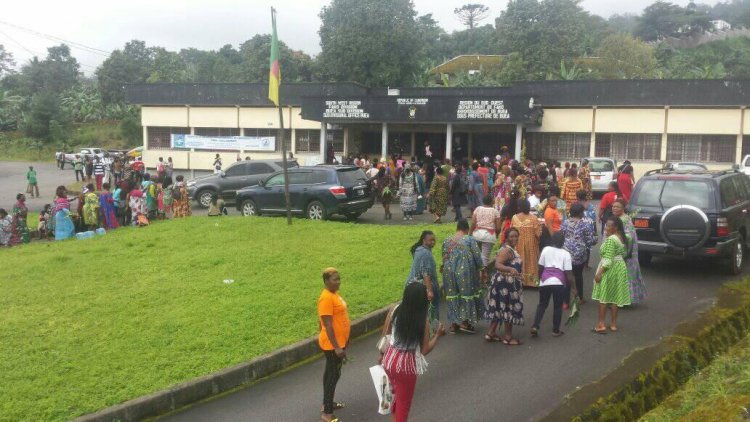 BUEA: HUNDREDS OF WOMEN PROTEST PROLONGED BLACKOUT