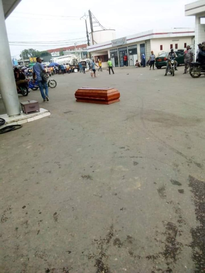 Un cercueil abandonné dans une station d’essence à Ndokoti